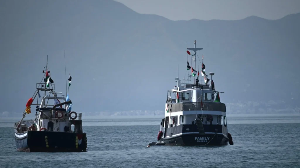 A Global Sumud Flotilla figyelmeztetést kapott az izraeli támadás közeledtéről, miközben felszólították őket, hogy „adják át” a segélyt