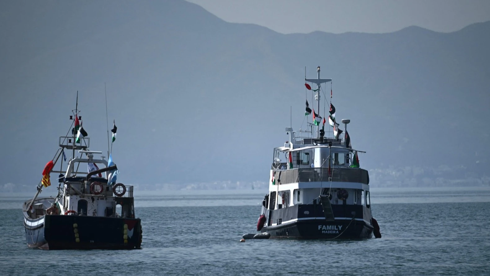 A Global Sumud Flotilla figyelmeztetést kapott az izraeli támadás közeledtéről, miközben felszólították őket, hogy „adják át” a segélyt